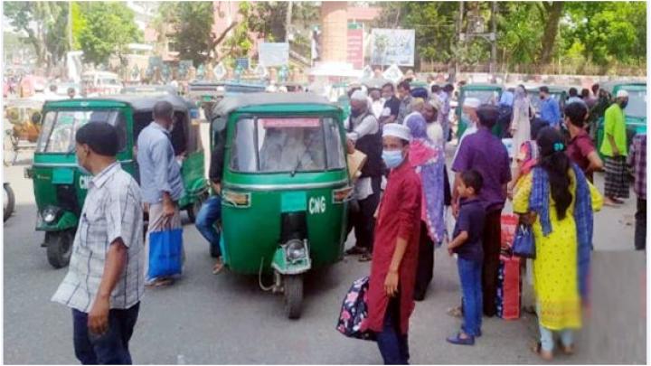 শাটডাউন ঘোষণার আগেই রাজধানী ছাড়ছে মানুষ